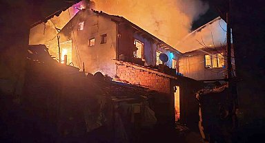 Hisarcık'ta çıkan yangında 2 ev ile 1 ahır zarar gördü