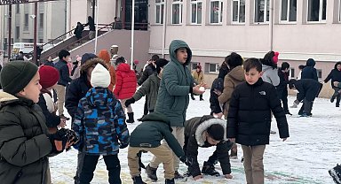 Kar yağışının etkili olduğu Erzincan'da okullarda kartopu şenliği yaşandı