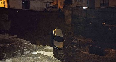 Kartal'da toprak kayması nedeniyle otomobil inşaat temeline düştü