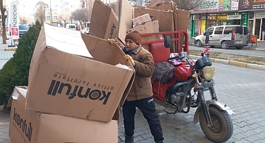 Karton Toplayarak Evini Geçindiriyor