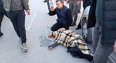 Kaza yapan çocuğa, üşümesin diye işyerinden getirdikleri battaniyeyi örttüler