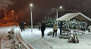 Keşan'da çocuklar, kar yağışı altında anne ve babalarıyla kartopu oynadı