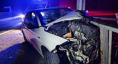 Kontrolden çıkan otomobil köprü korkuluğuna ok gibi saplandı: 1'i ağır 3 yaralı