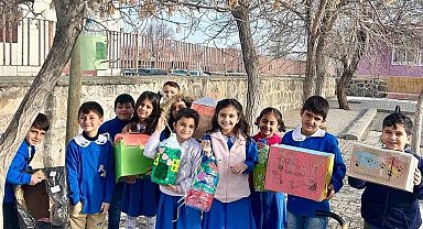 Minik öğrenciler 'Kuşlar üşümesin' diye okulun bahçesine yuva yaptılar