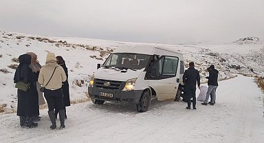 Muradiye'de kar ve buzlanma ulaşımı aksattı