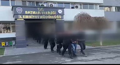 Polisten kurtulmak için 4 kilogram uyuşturucuyu araçtan attılar