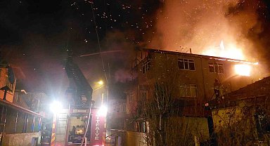 Sakarya'da geceyi aydınlatan yangın: Mahalleli sokağa döküldü