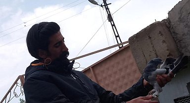 Soba yakarak güvercinlerini donmaktan koruyor