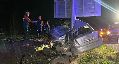 Trafik levhasına çarpan otomobil ikiye katlandı... Feci kaza kamerada