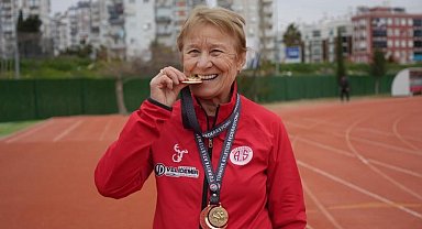 82 yaşındaki atlet, pistlerin tozunu atıyor