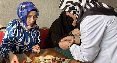 Ağrılı kadınlar kağıt rölyef sanatıyla hem sosyalleşiyor hem kazanıyor