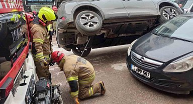 Akılalmaz kaza: Araç park halindeki otomobilin üzerine çıktı