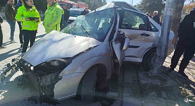 Aşırı süratli otomobille çarpışan 17 yaşındaki motosikletli ağır yaralandı