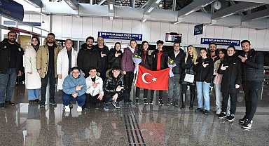 Avrupa üçüncüsü Rana Gözübüyük çiçeklerle karşılandı
