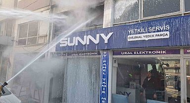 Balıkesir'de korkutan elektronik servisi yangını