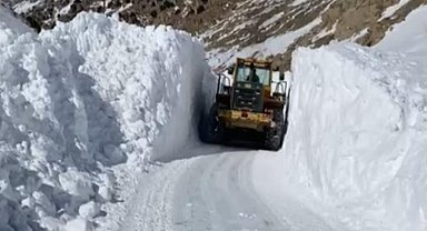 Başkale'de kar yağışı: 50 yerleşim yerinin yolu ulaşıma kapandı