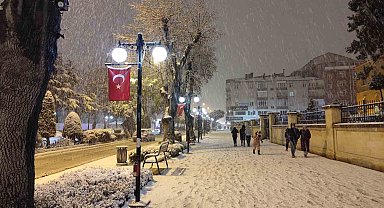 Beyaza bürünen şehirde vatandaşlar karın tadını çıkardı