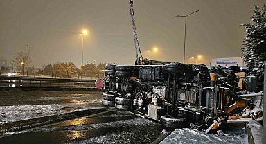 Beylikdüzü'nde kar küreme aracı devrildi: 1 yaralı