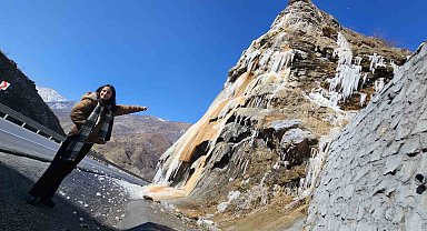 Bitlis'in simgelerinden 'Deliklitaş' buzla kaplandı