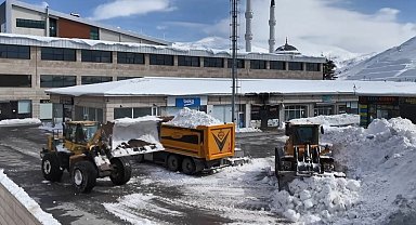Bitlis'te kar yığınları kamyonlarla taşınıyor