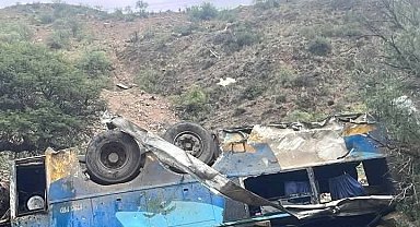 Bolivya'da yolcu otobüsü uçurumdan yuvarlandı: 31 ölü