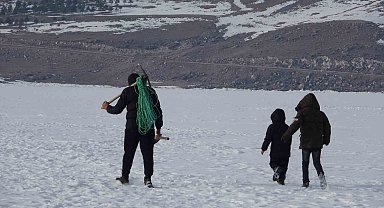 Ekmeklerini 'buzdan' çıkarıyorlar