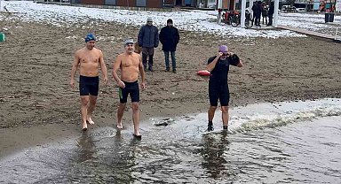 Eksi 3 derecede İznik Gölü'ne girdiler
