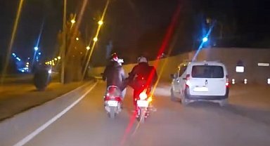 Elazığ'da motosikletlilerin tehlikeli yolculuğu kamerada