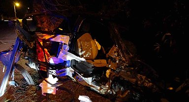 Elektrik direğine çarpan Fiat otomobil hurdaya döndü: 2 yaralı