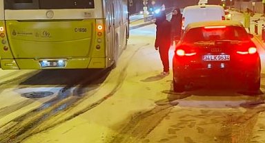 Eyüpsultan'da karlı havada otomobiller kaza yaptı, İETT otobüsü yolda kaldı