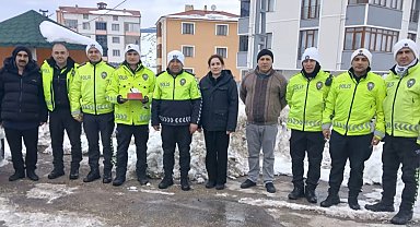 Görevdeki polise eksi 15 derecede doğum günü sürprizi