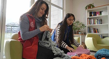 Gümüşhane'de el örgüsü atkılar köy okulundaki miniklerle buluştu