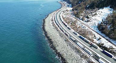 Gürcistan'daki yoğun kar yağışı nedeniyle Artvin'de uzun tır kuyrukları oluştu