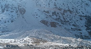 Hakkari'de köy yoluna düşen çığ temizlendi