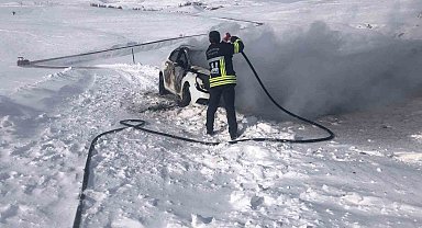 Horasan'da seyir halindeki otomobil alev aldı