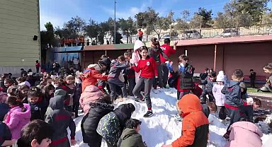 Kamyonla okul bahçesine taşınan kar, öğrencilerin neşe kaynağı oldu