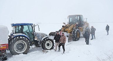 Kara saplanan traktör ve sürücüsü kurtarıldı