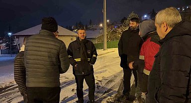 Karabük Belediyesi 100 personelle buzlu yollar için sahada görev yapıyor