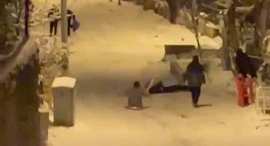 Karda kayak keyfi hastanede bitti... Genç kızın duvara çarpma anı kamerada