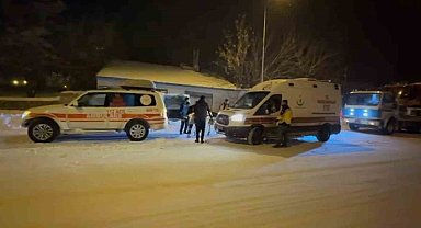 Karda mahsur kalan hastalara paletli ambulansla ulaştılar