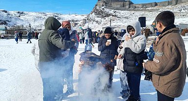 Kars'ta çocuklar kar şenliğinde gönüllerince eğlendi