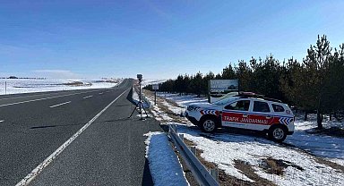 Kars'ta radarla hız demetimi 3 araç trafikten men edildi