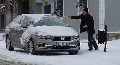 Kars'ta vatandaşların kar mesaisi başladı