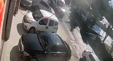 Kayan araç park halindeki otomobillere çarptı: O anlar kamerada
