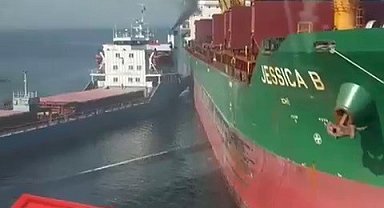 Limandan çıkan gemi, başka bir gemiye çarptı... O anlar kamerada
