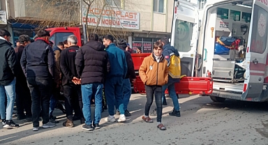 Moto Kurye Sokakta Kayarak Kaza Yaptı