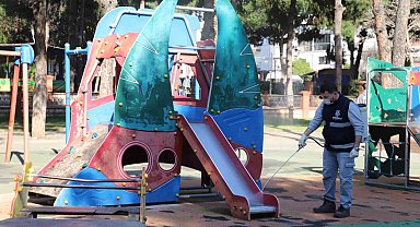 Nazilli Belediyesi oyun alanlarını dezenfekte ediyor