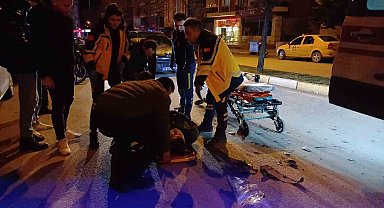 Otomobile çarpan motosikletli yaralandı