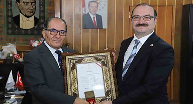 Prof. Dr. Yıldırım, İran'dan aldığı ödülü Rektör Hacımüftüoğlu ile paylaştı