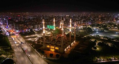 Sabancı Merkez Camii'nde asılan mahya havadan görüntülendi